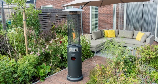 Terrasheater met vlam zwart